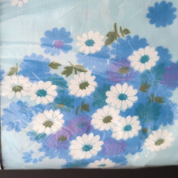 VGT, Heritage Blue Floral Muslin Queen Flat Sheet. - Picture 7 of 7